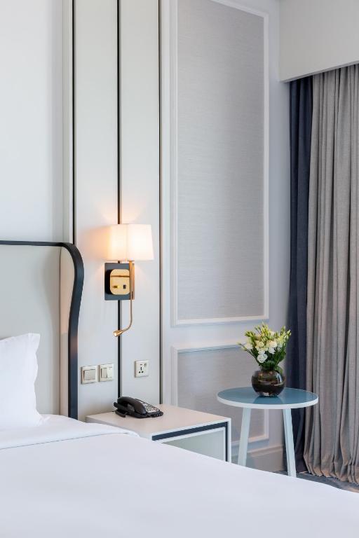 Luxury King Room with Sea View - Pool Access - Image 1