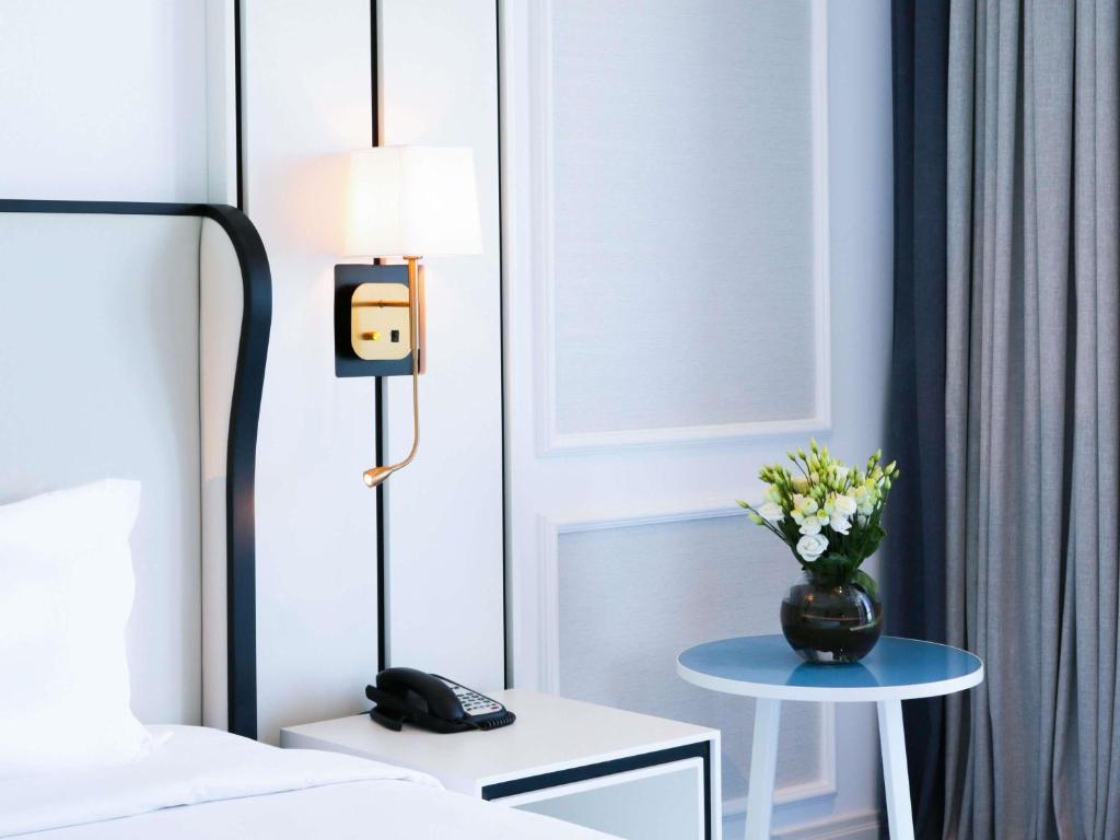 Luxury King Room with Sea View - Pool Access - Image 9