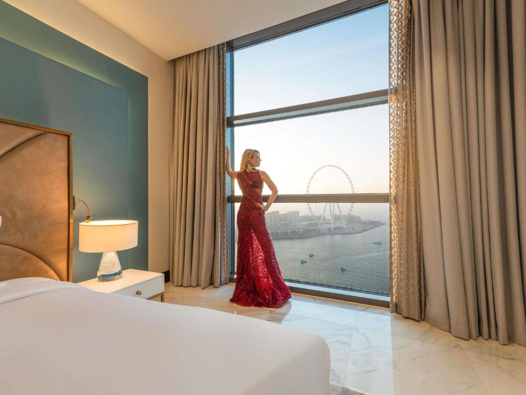 Opera King Suite with Balcony and Seaview - Club Access - Image 11
