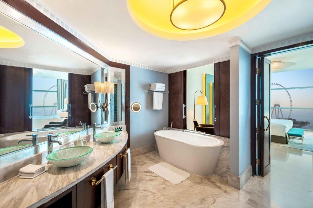 Opera King Suite with Balcony and Seaview - Club Access - Image 4