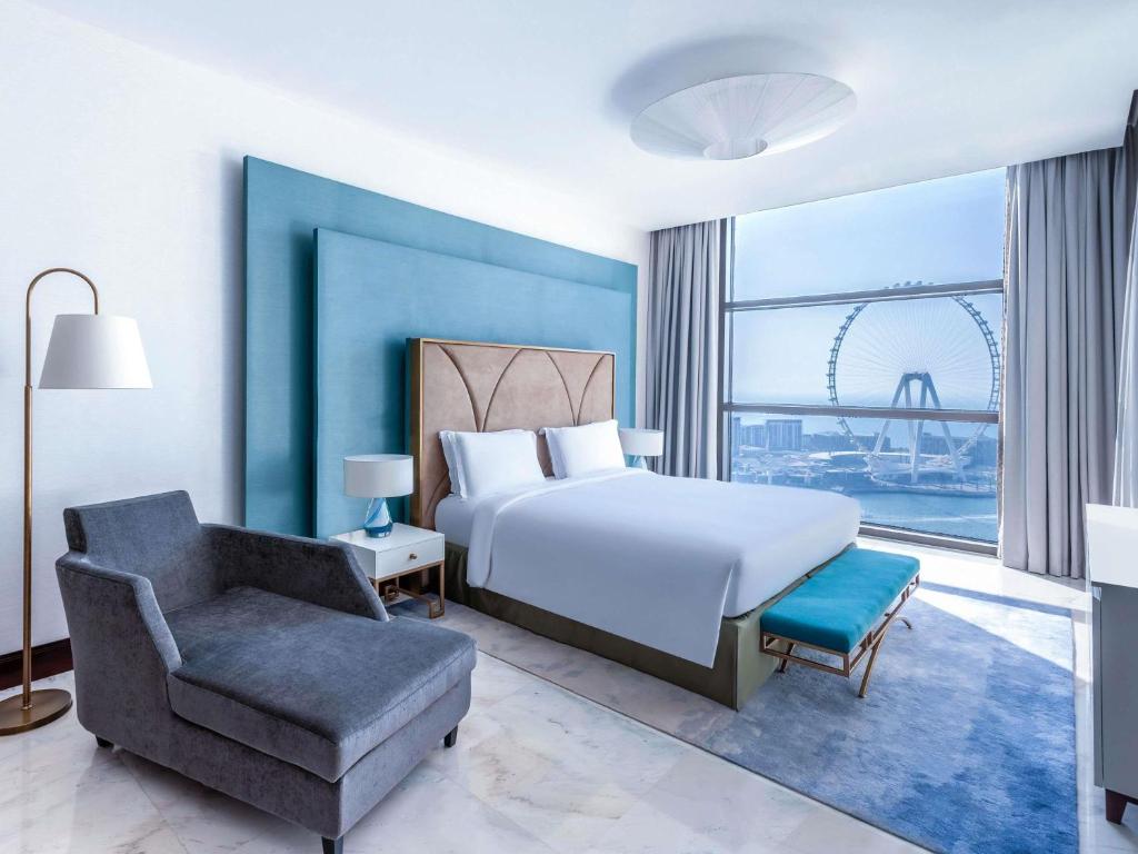 Opera King Suite with Balcony and Seaview - Club Access - Image 6