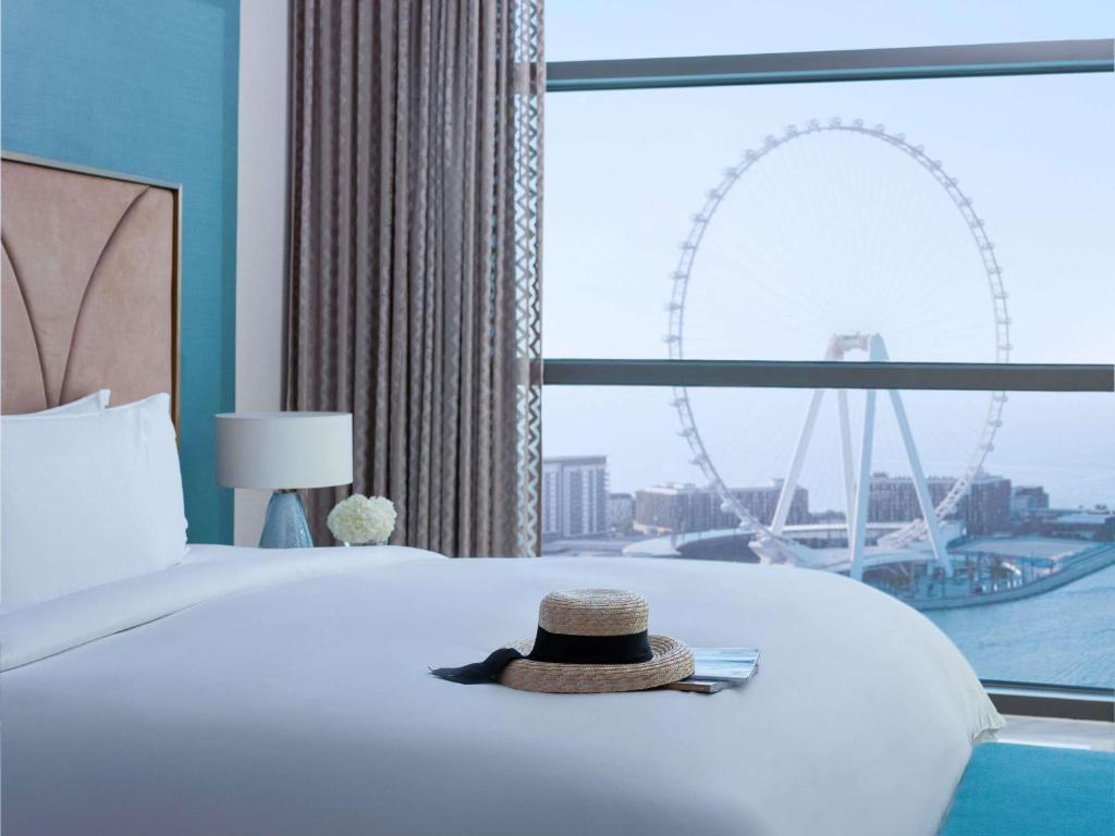 Opera King Suite with Balcony and Seaview - Club Access - Image 7