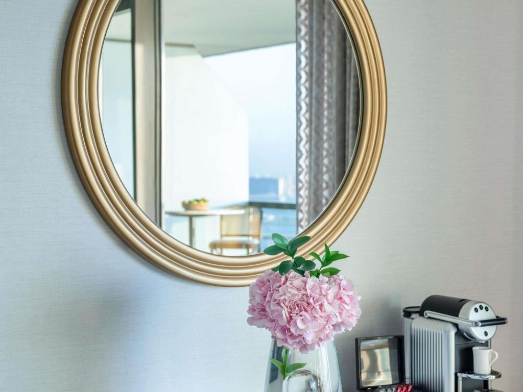 Opera King Suite with Balcony and Seaview - Club Access - Image 8