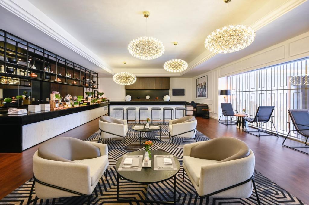 Prestige King Suite with Partial Sea View - Club Access - Image 1
