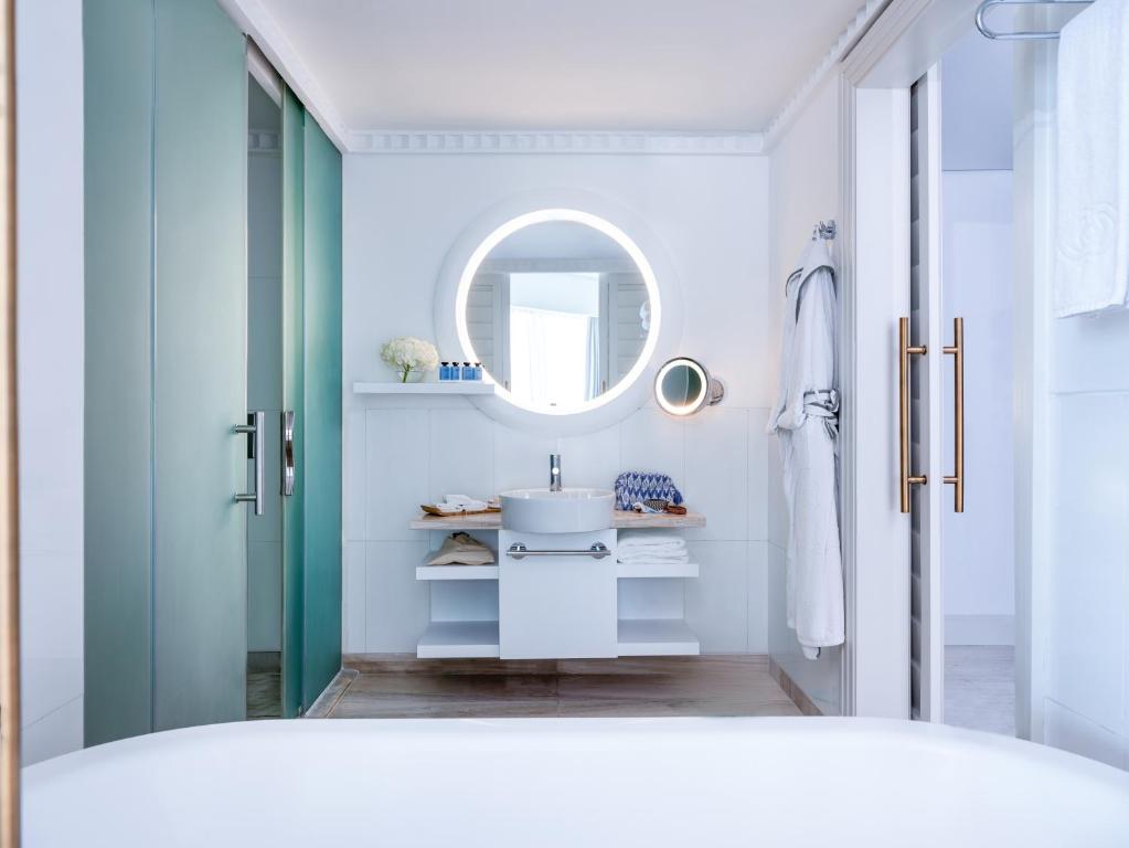 Prestige King Suite with Partial Sea View - Club Access - Image 2