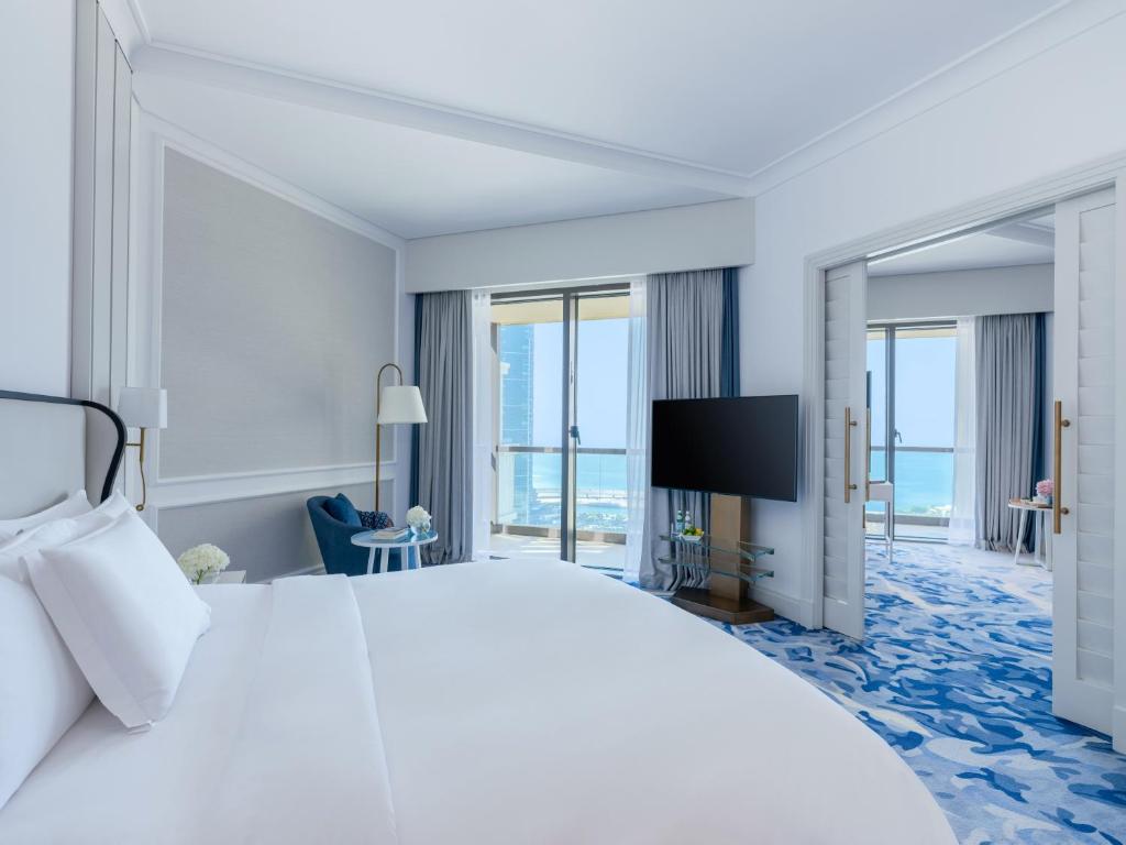 Prestige King Suite with Partial Sea View - Club Access - Image 3