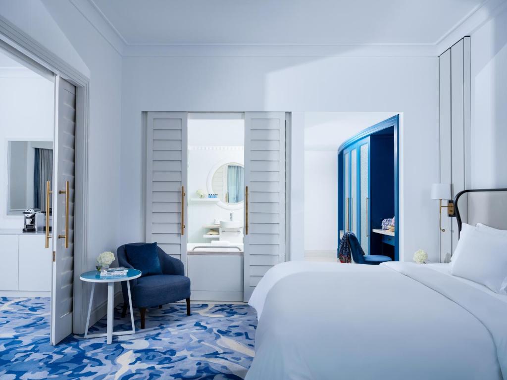 Prestige King Suite with Partial Sea View - Club Access - Image 4