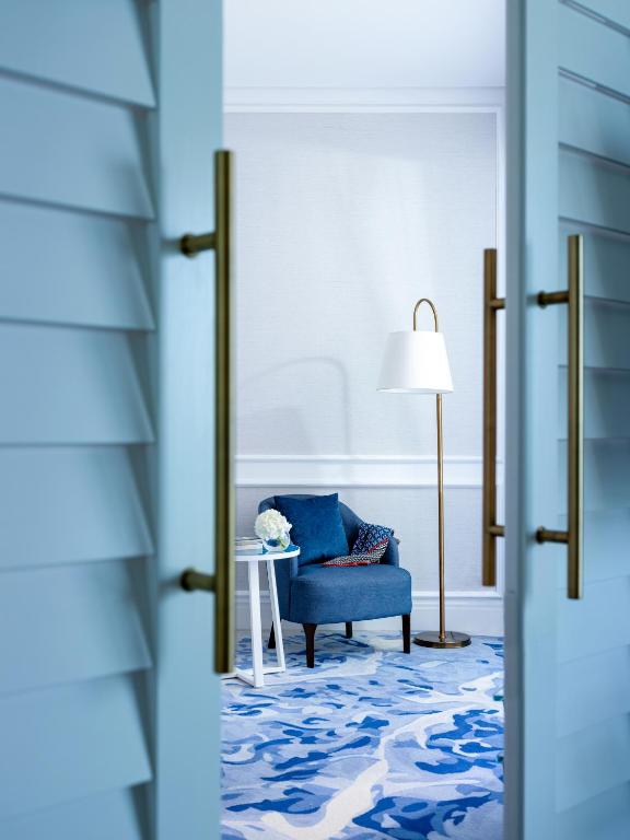 Prestige King Suite with Partial Sea View - Club Access - Image 5