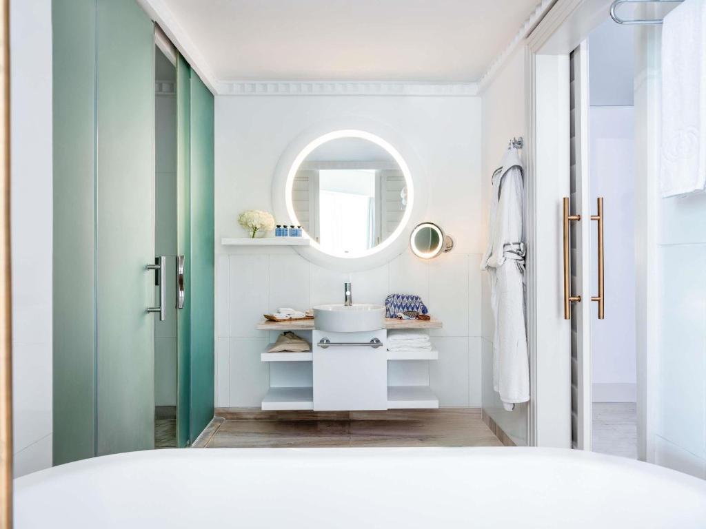 Prestige King Suite with Partial Sea View - Club Access - Image 8