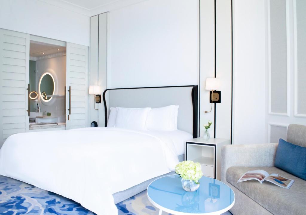 Superior King Room with Partial Sea View - Pool Access - Image 2