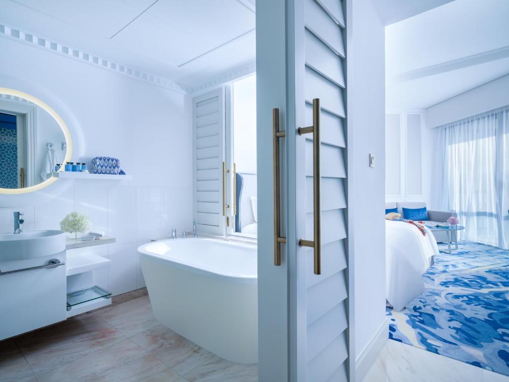 Superior King Room with Partial Sea View - Pool Access - Image 4