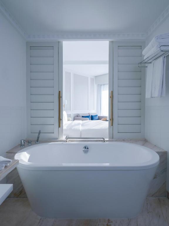 Superior King Room with Partial Sea View - Pool Access - Image 5