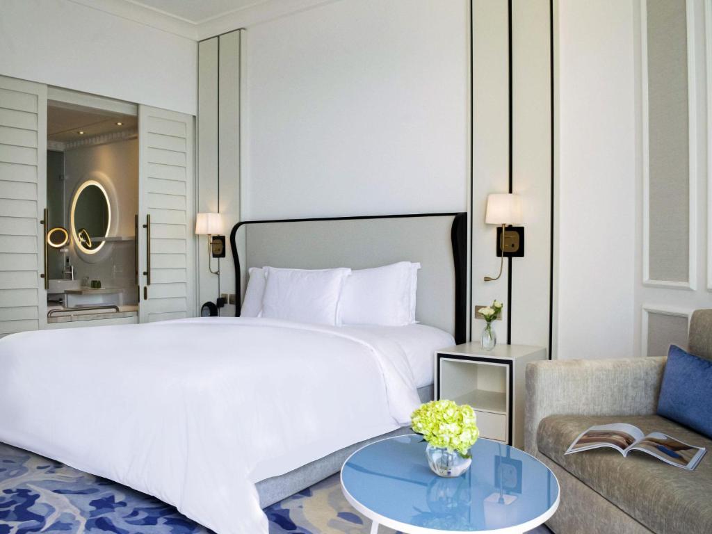 Superior King Room with Partial Sea View - Pool Access - Image 6