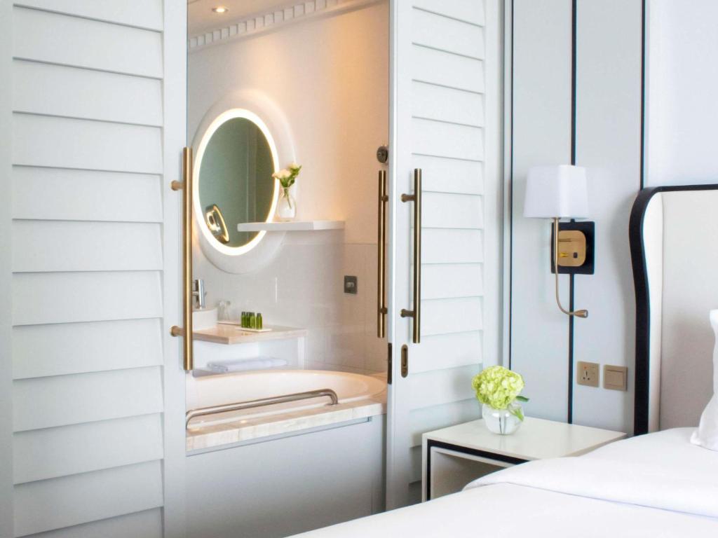 Superior King Room with Partial Sea View - Pool Access - Image 9