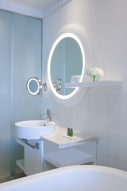 Superior Room with Two Single Beds - Partial Sea View/Pool Access - Image 1