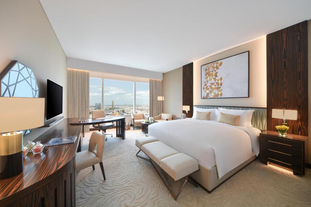 Deluxe Club King Room with Club Millésime Access - Image 4