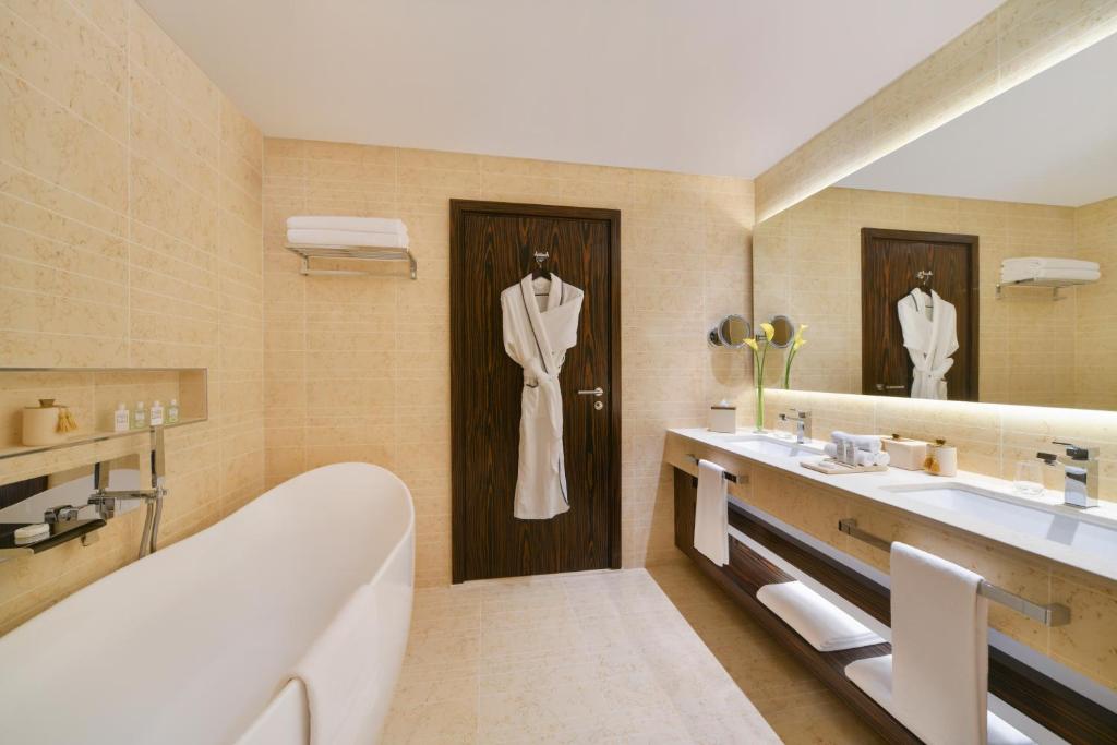 Luxury Club King Room with Club Millésime Access - Image 2