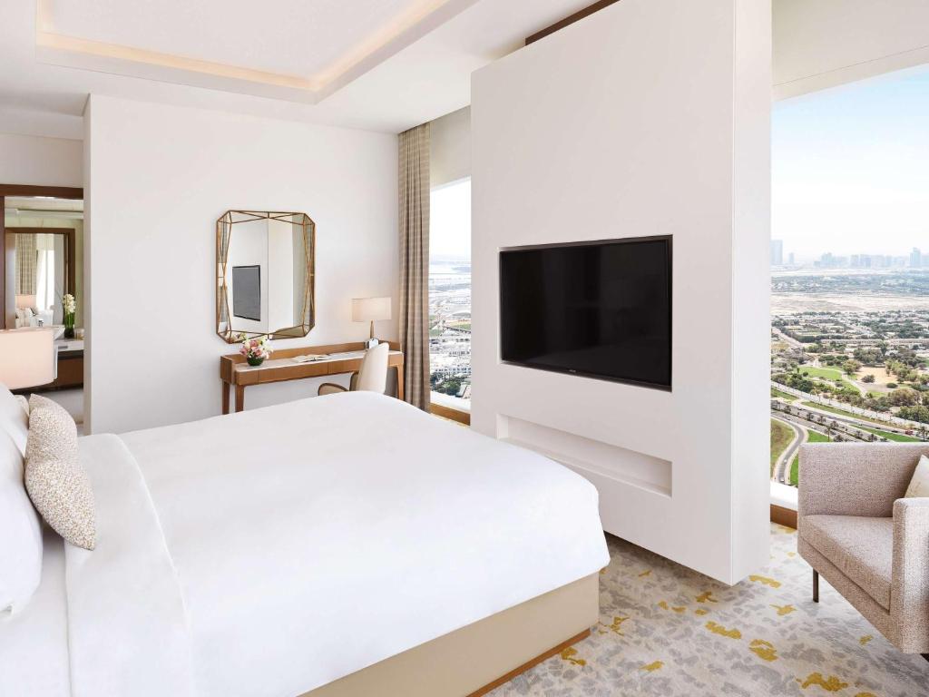 One-Bedroom King Suite with Club Millésime Access - Image 13
