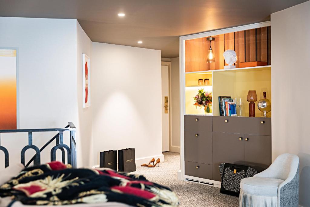 Duplex Junior Suite with King Bed and Sofa Bed - Image 9