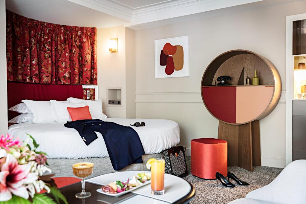 Honeymoon Suite with Round bed/Bathtub/Lounge Area - Grand Boulevard View - Image 3