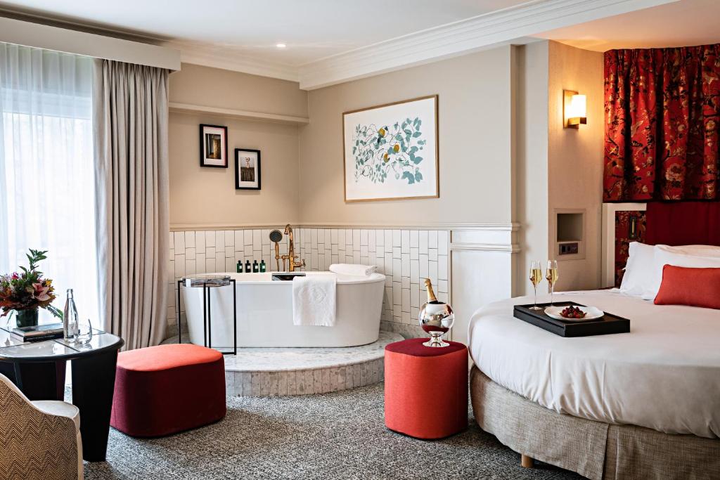 Honeymoon Suite with Round bed/Bathtub/Lounge Area - Grand Boulevard View - Image 4