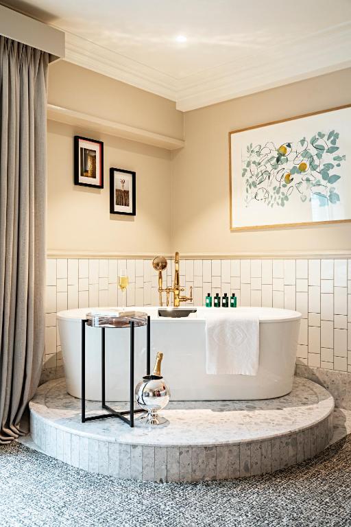 Honeymoon Suite with Round bed/Bathtub/Lounge Area - Grand Boulevard View - Image 5