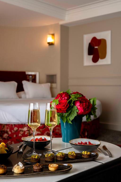 Honeymoon Suite with Round bed/Bathtub/Lounge Area - Grand Boulevard View - Image 6