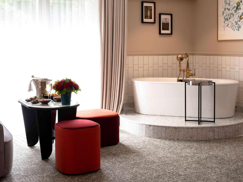 Honeymoon Suite with Round bed/Bathtub/Lounge Area - Grand Boulevard View - Image 7