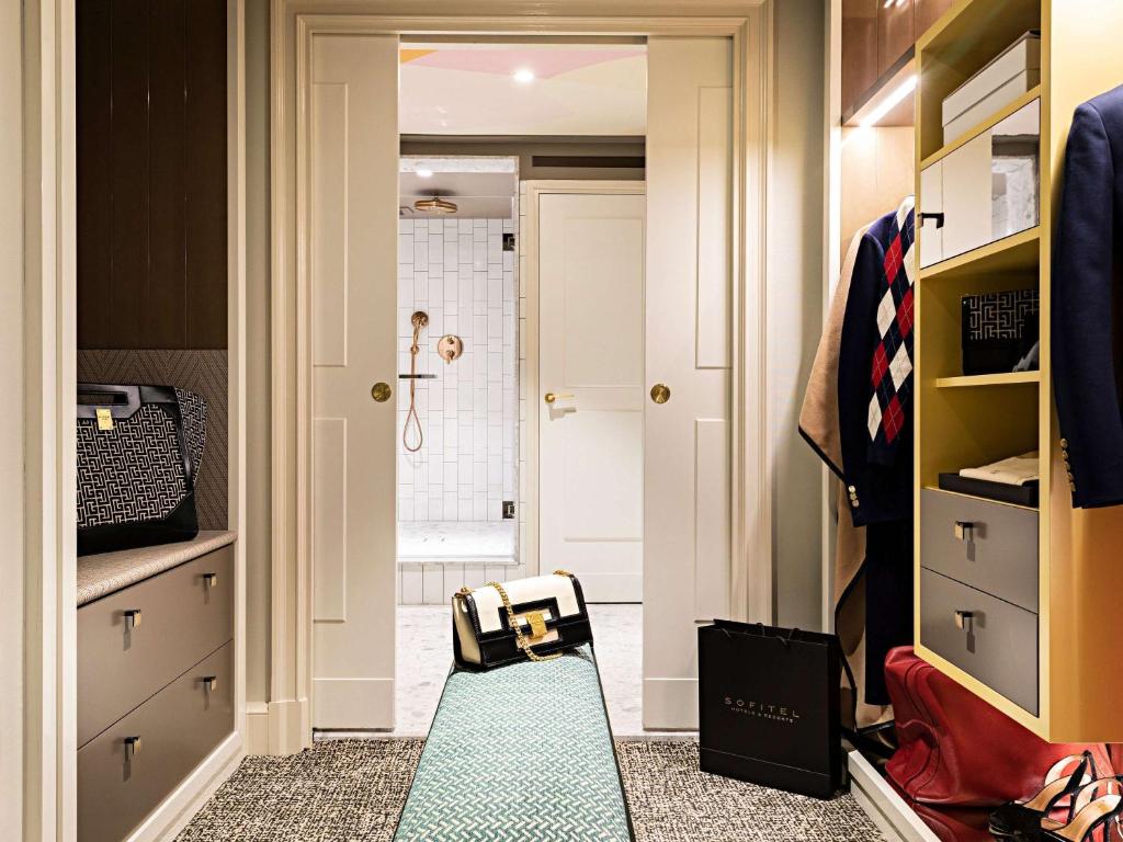 Honeymoon Suite with Round bed/Bathtub/Lounge Area - Grand Boulevard View - Image 8