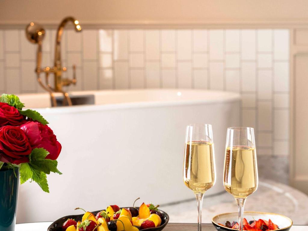 Honeymoon Suite with Round bed/Bathtub/Lounge Area - Grand Boulevard View - Image 9