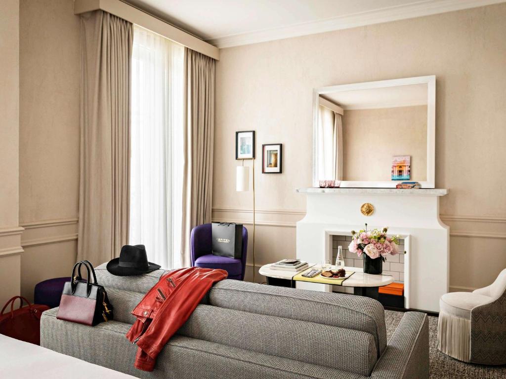 Junior King Suite with One King Bed/One Sofa Bed and Living Room - Image 11