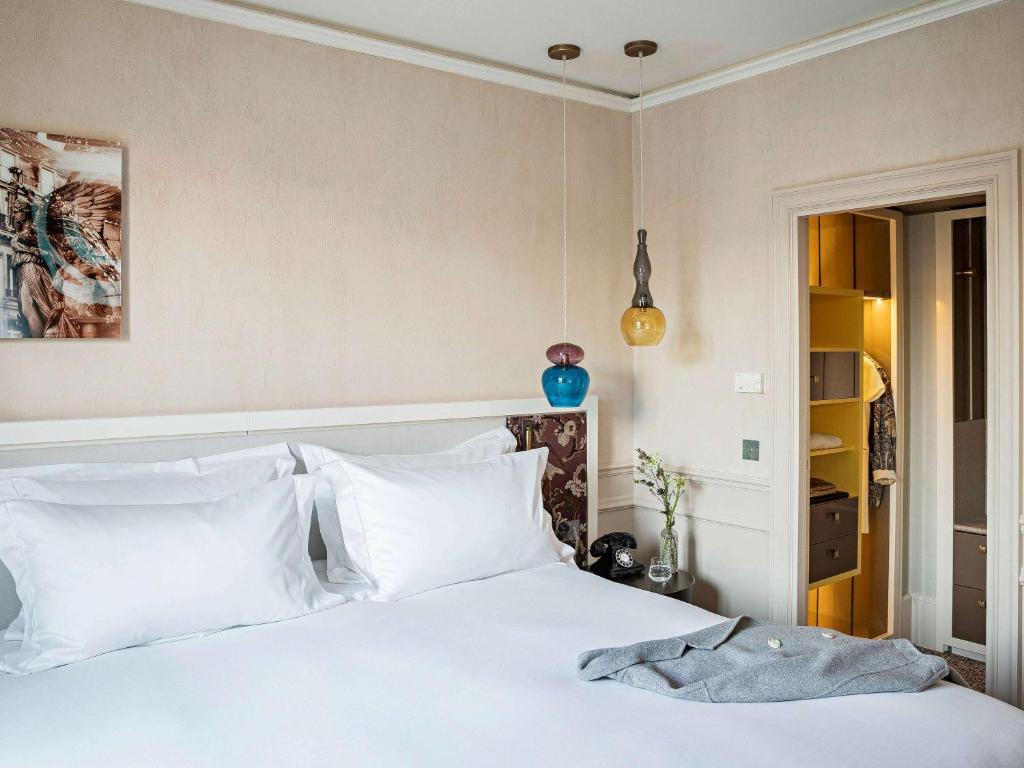 Junior King Suite with One King Bed/One Sofa Bed and Living Room - Image 12