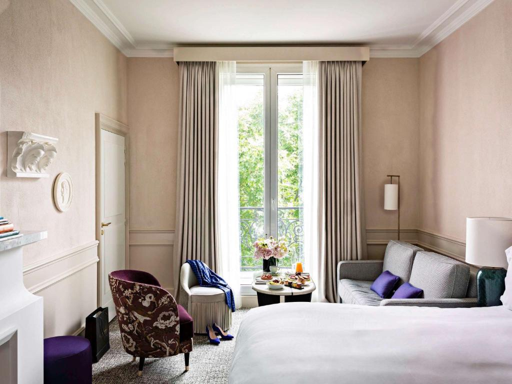 Junior King Suite with One King Bed/One Sofa Bed and Living Room - Image 13