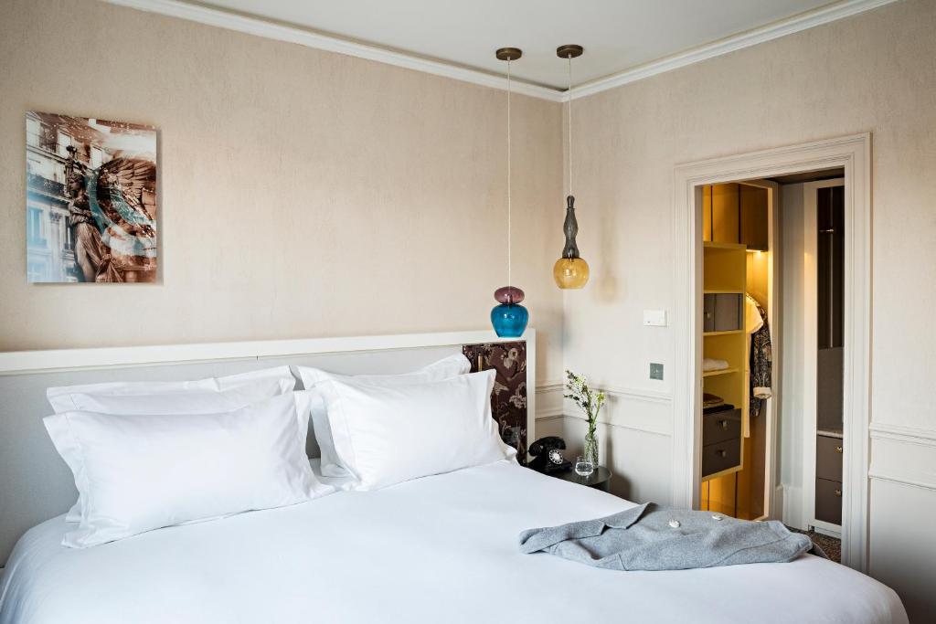Junior King Suite with One King Bed/One Sofa Bed and Living Room - Image 5