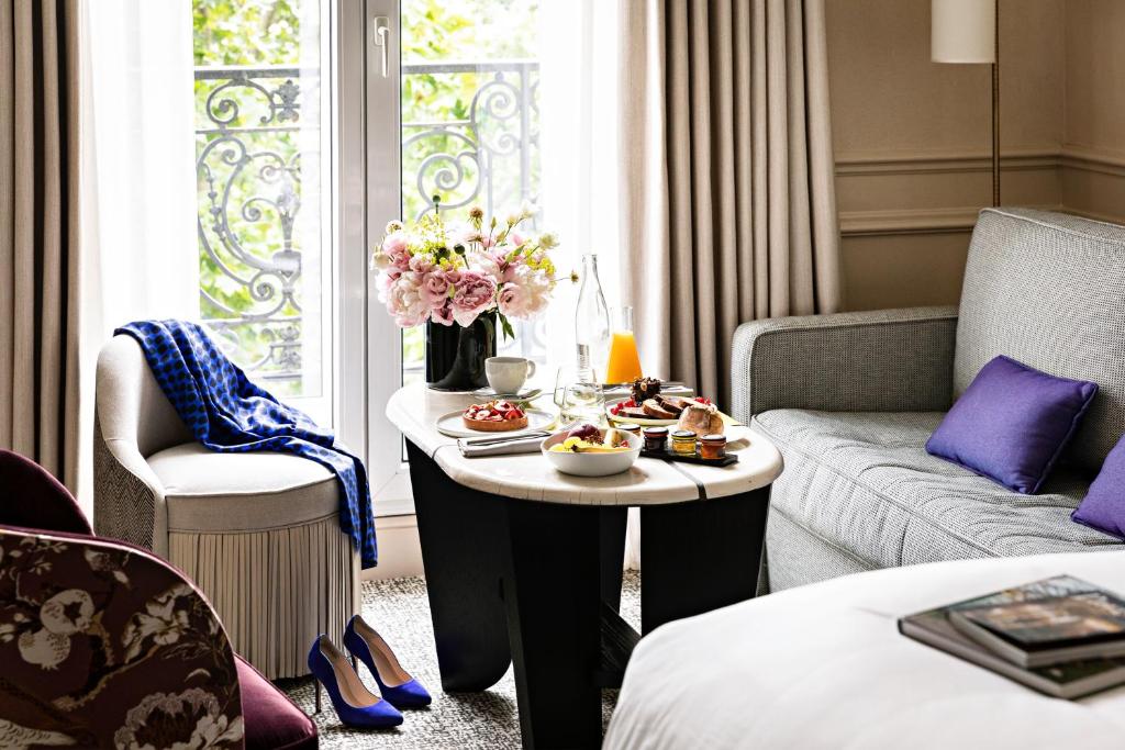 Junior King Suite with One King Bed/One Sofa Bed and Living Room - Image 8