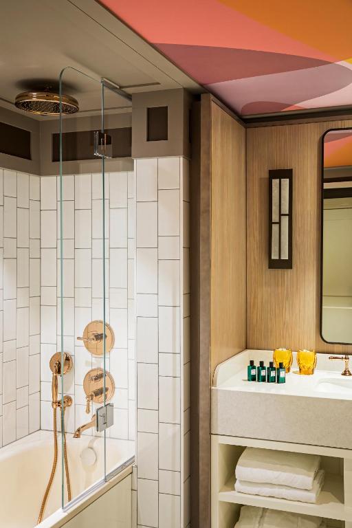 Luxury Queen Room with One Queen Bed and Courtyard or Rue Scribe View - Image 1