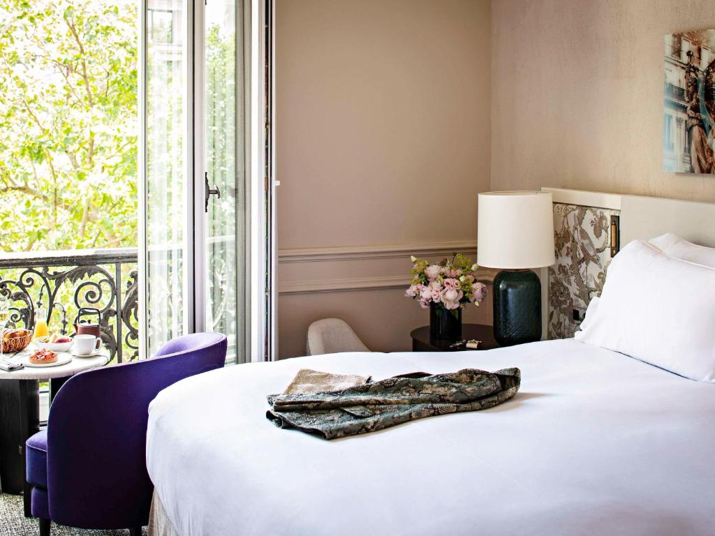 Luxury Queen Room with One Queen Bed and Courtyard or Rue Scribe View - Image 10