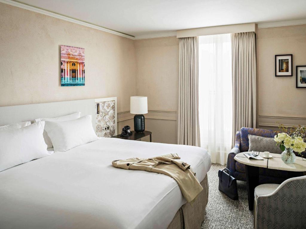 Luxury Queen Room with One Queen Bed and Courtyard or Rue Scribe View - Image 11