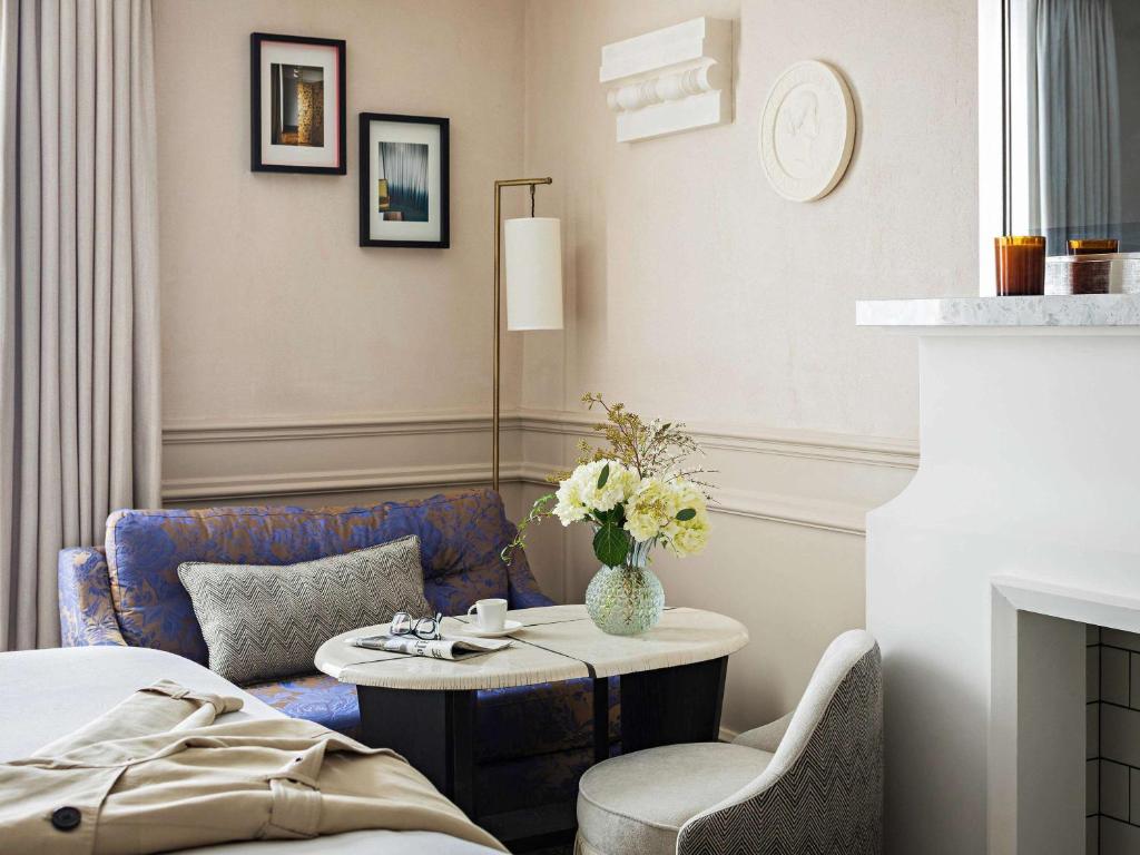 Luxury Queen Room with One Queen Bed and Courtyard or Rue Scribe View - Image 12