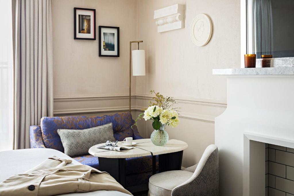 Luxury Queen Room with One Queen Bed and Courtyard or Rue Scribe View - Image 3