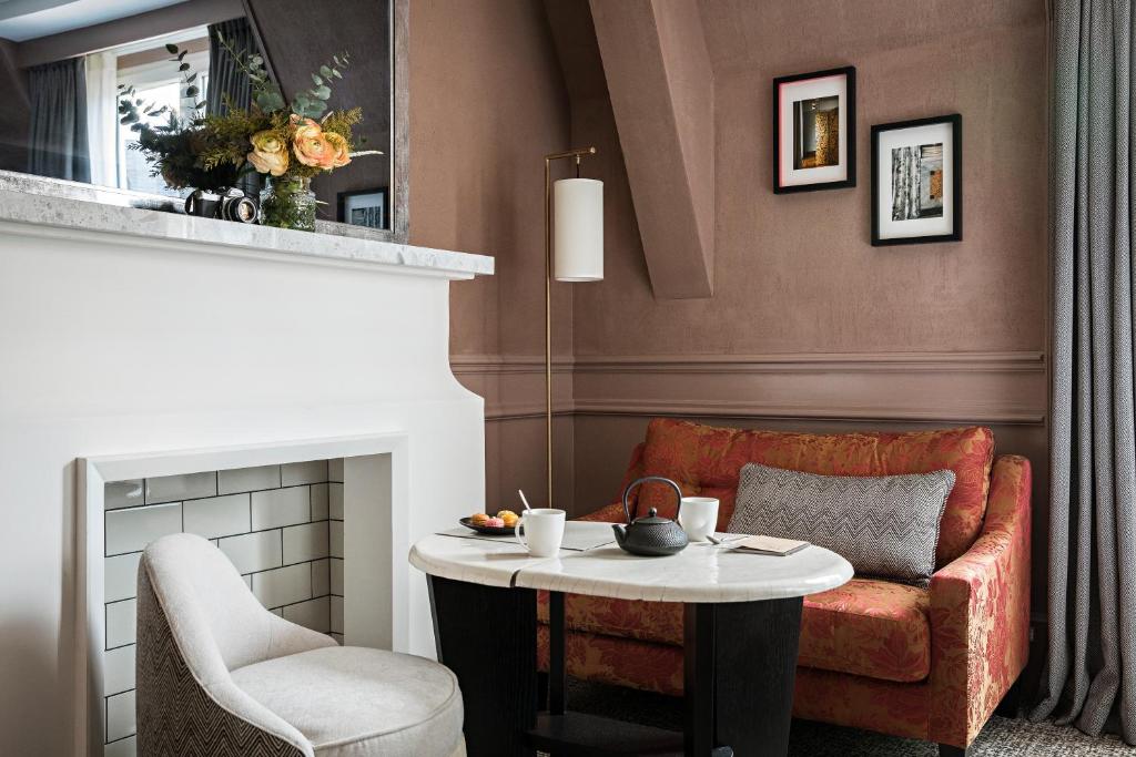Luxury Queen Room with One Queen Bed and Courtyard or Rue Scribe View - Image 4