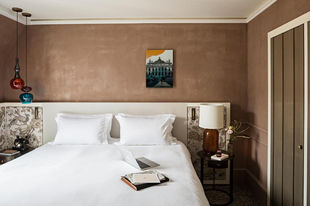 Luxury Queen Room with One Queen Bed and Courtyard or Rue Scribe View - Image 5