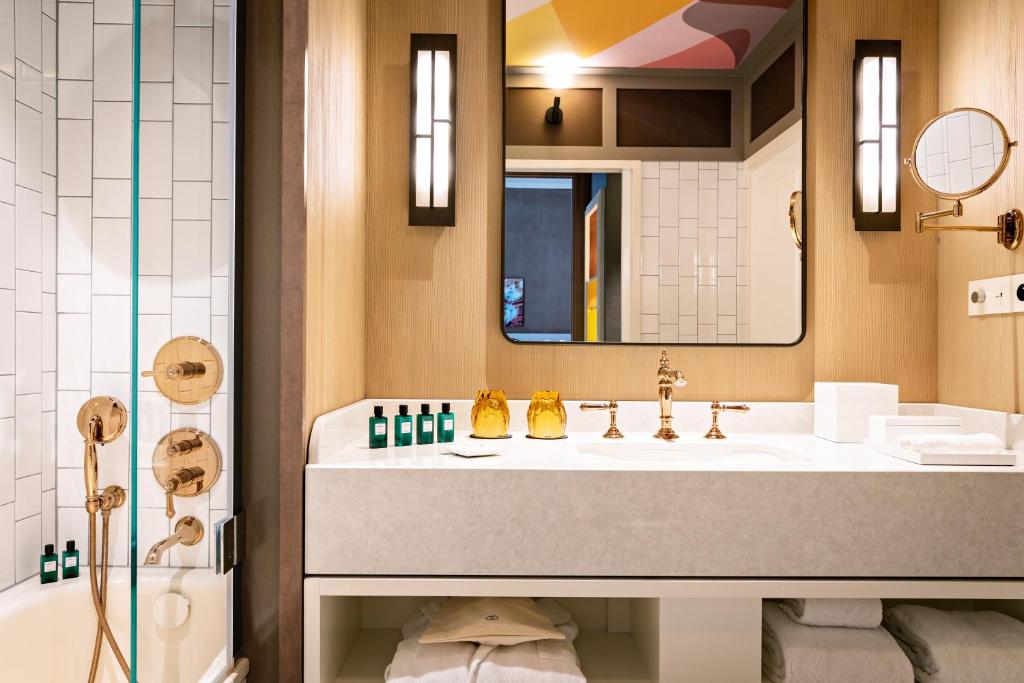 Luxury Queen Room with One Queen Bed and Courtyard or Rue Scribe View - Image 7