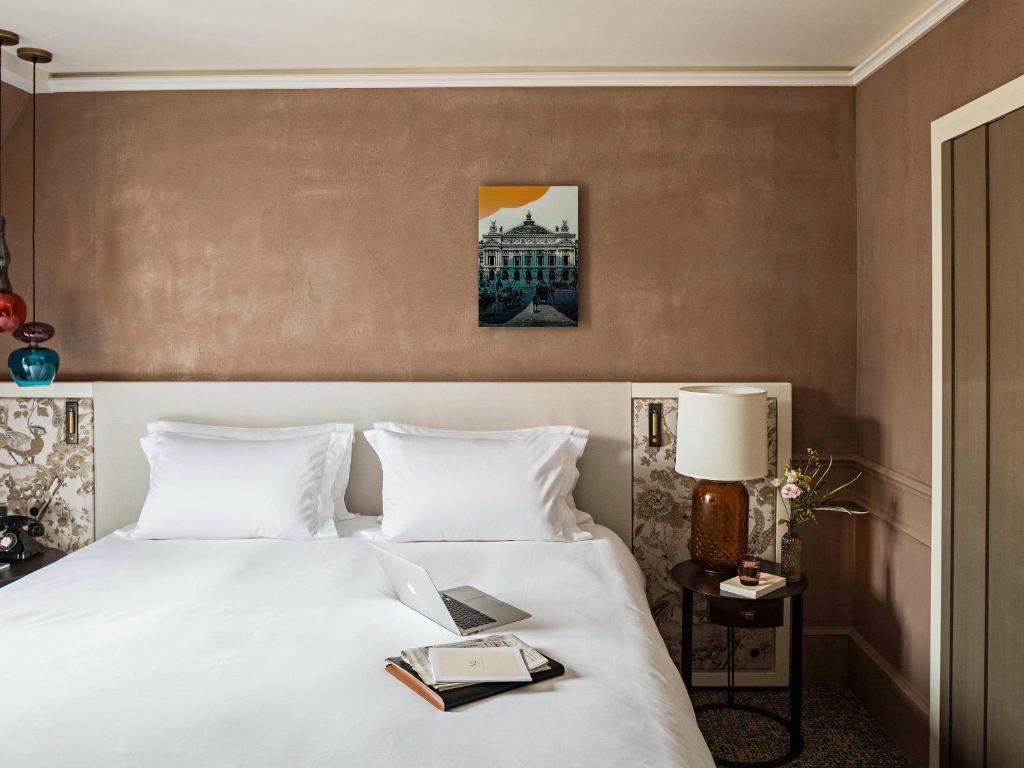 Luxury Queen Room with One Queen Bed and Courtyard or Rue Scribe View - Image 9