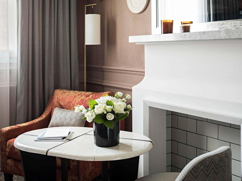 Luxury Single Room with Two Single Beds - Image 10