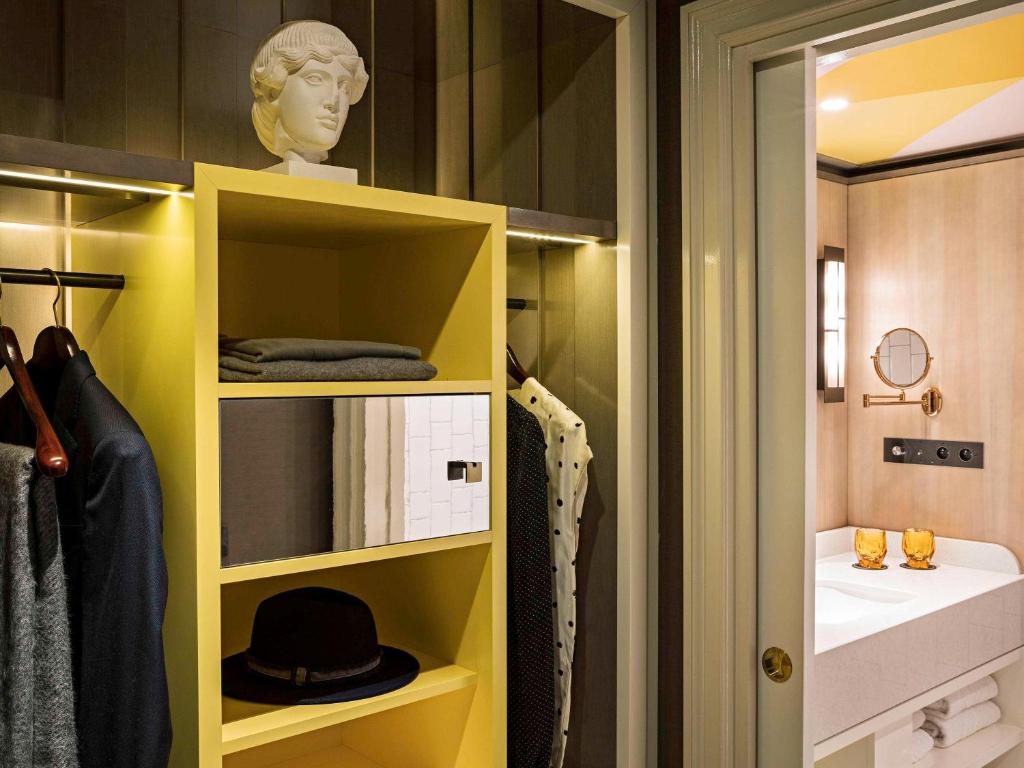 Luxury Single Room with Two Single Beds - Image 12