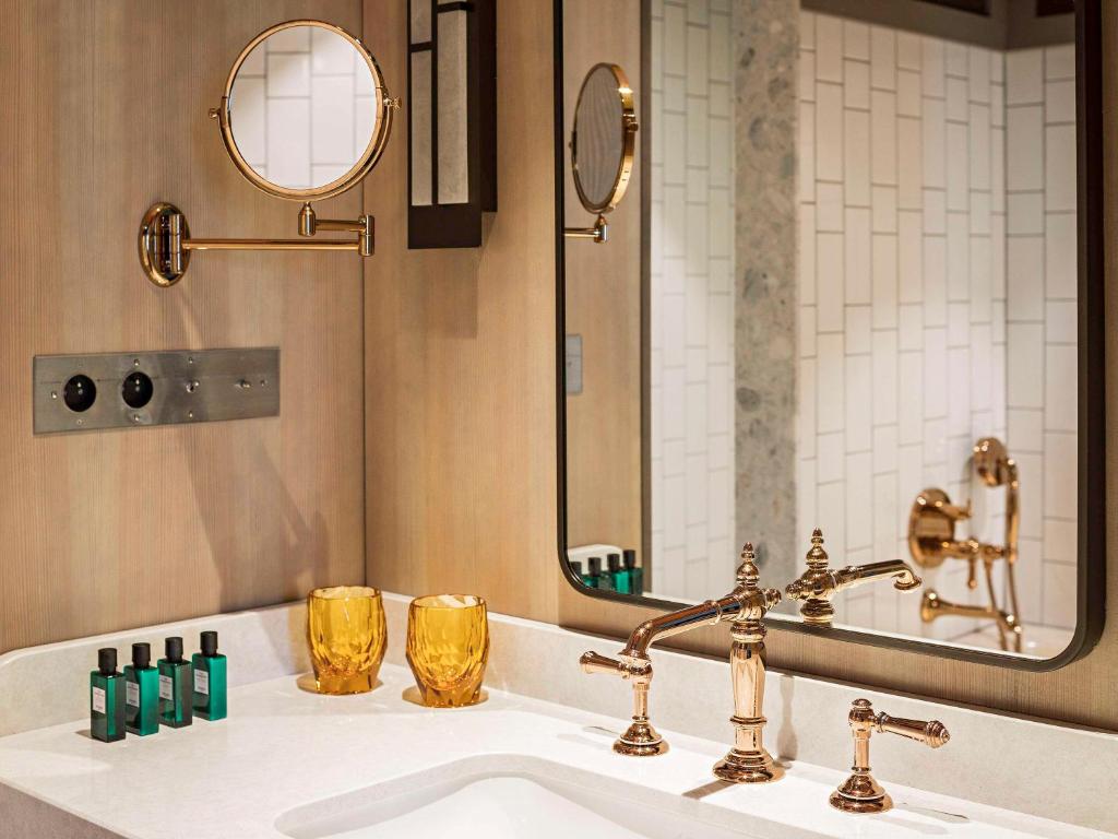 Luxury Single Room with Two Single Beds - Image 13