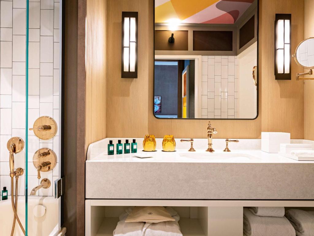 Luxury Single Room with Two Single Beds - Image 15