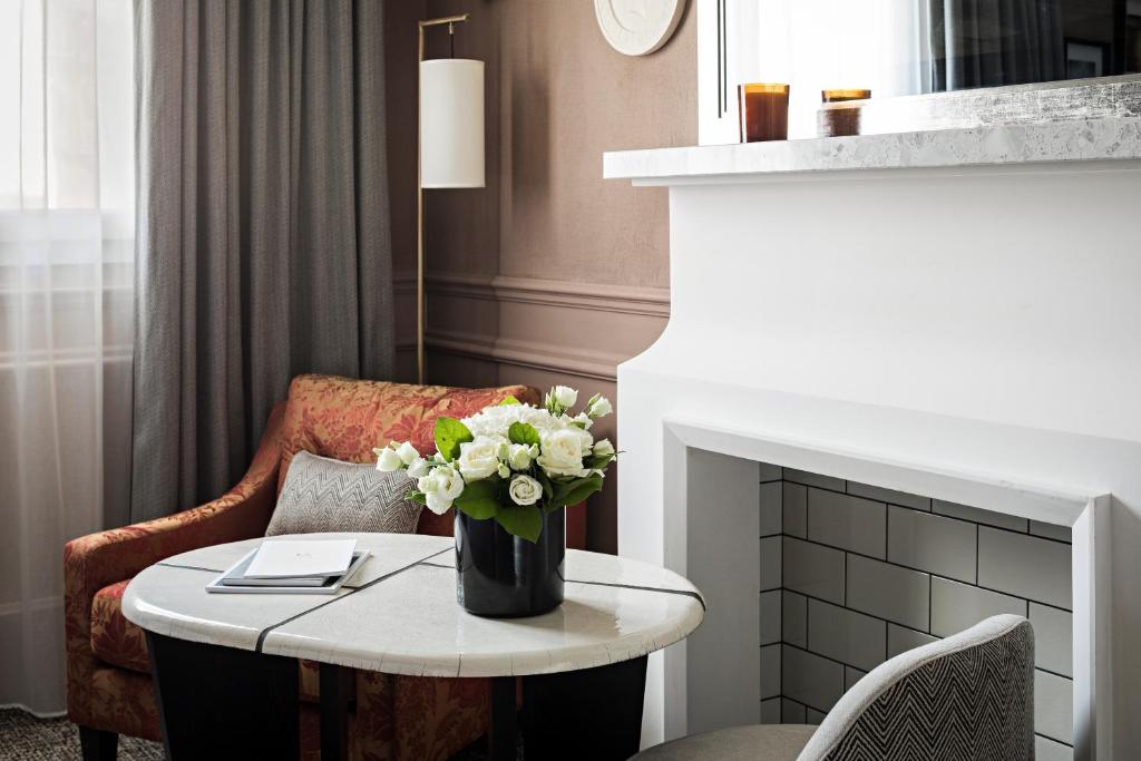 Luxury Single Room with Two Single Beds - Image 3