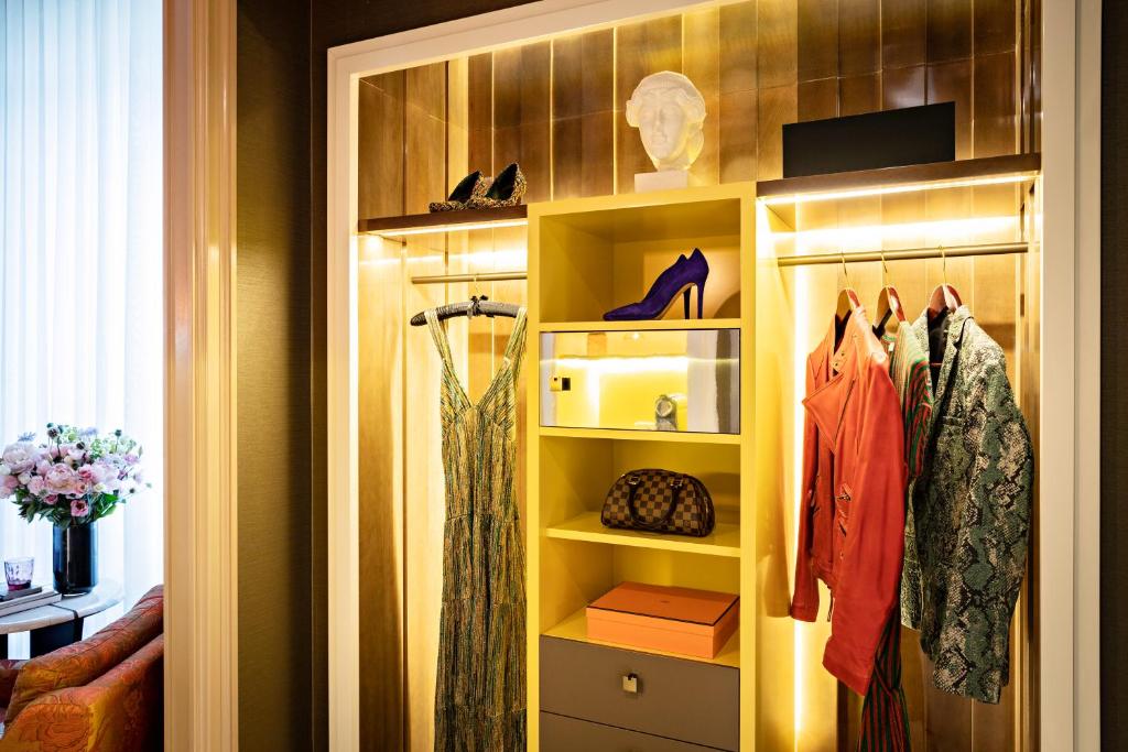 Luxury Single Room with Two Single Beds - Image 8